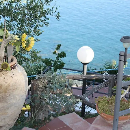 Holiday home & Vacanze Lo Scoglio