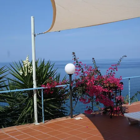 & Vacanze Lo Scoglio קסטל די טוסה