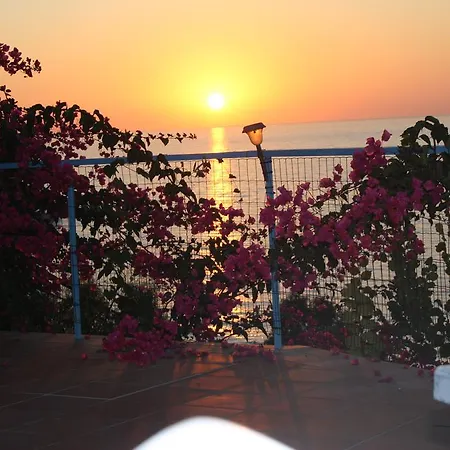 & Vacanze Lo Scoglio קסטל די טוסה