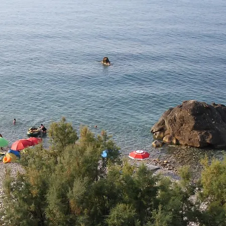& Vacanze Lo Scoglio קסטל די טוסה