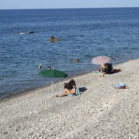 & Vacanze Lo Scoglio קסטל די טוסה