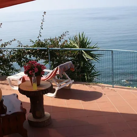 & Vacanze Lo Scoglio Holiday home Castel di Tusa